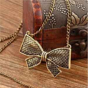 $4 Elegant Gold Bow Pendant Necklace~New~$4 WHEN BUNDLED WITH 3 OR MORE ITEMS